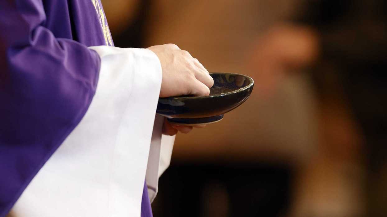 Fieles católicos reciben la imposición de ceniza en iglesia de Querétaro durante la celebración del Miércoles de Ceniza 2026 al inicio de la Cuaresma