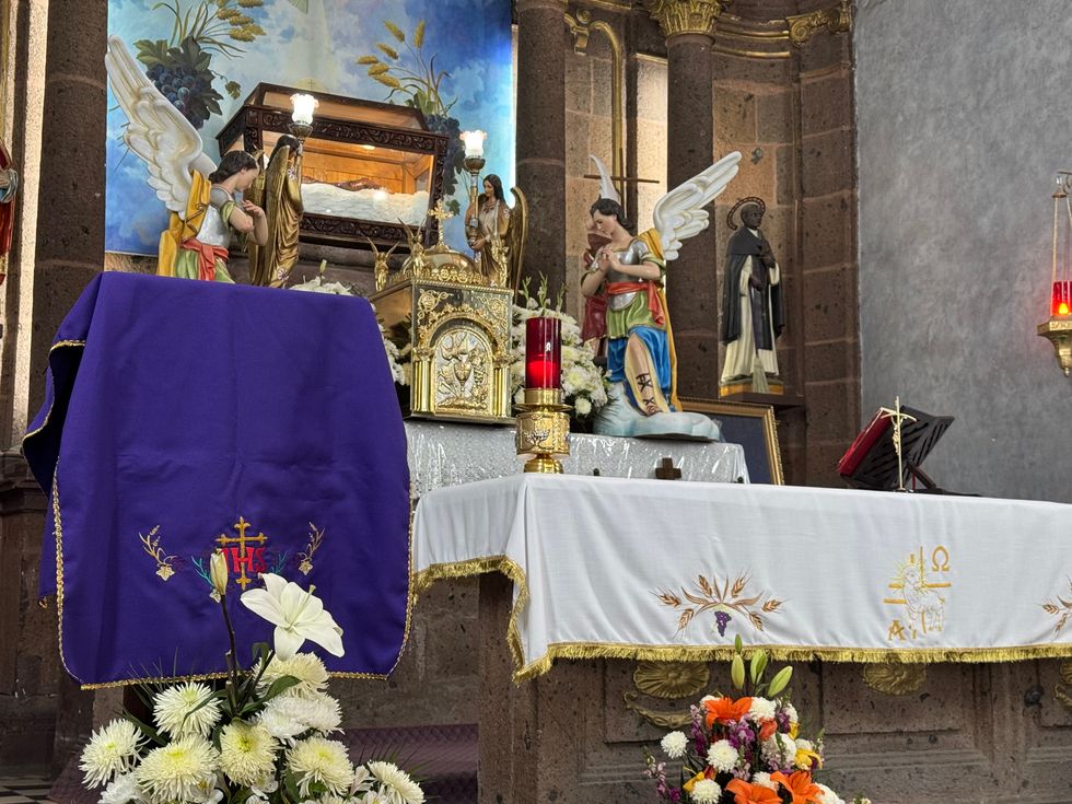 Fieles reciben imposici\u00f3n de ceniza en iglesia de San Juan del R\u00edo durante Mi\u00e9rcoles de Ceniza inicio de Cuaresma 2026