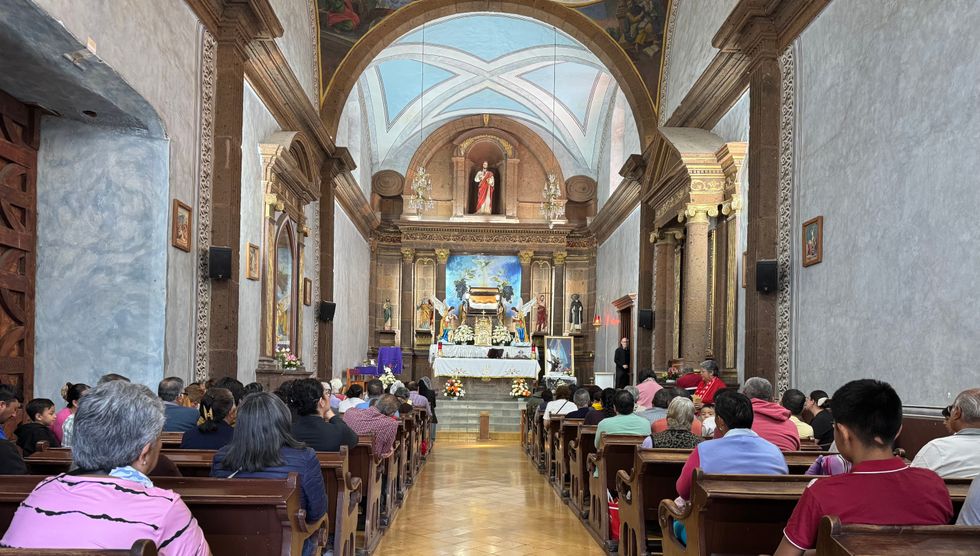 Fieles reciben imposici\u00f3n de ceniza en iglesia de San Juan del R\u00edo durante Mi\u00e9rcoles de Ceniza inicio de Cuaresma 2026