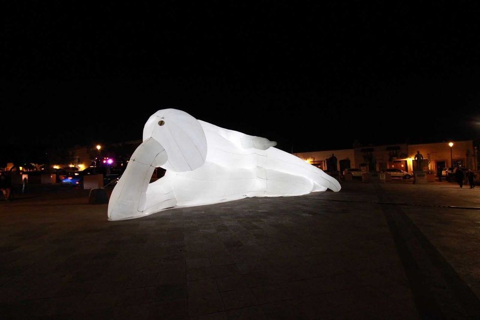 Figuras gigantes iluminadas de la exposici\u00f3n Humanoides de Amanda Parer en el Centro Hist\u00f3rico de Quer\u00e9taro