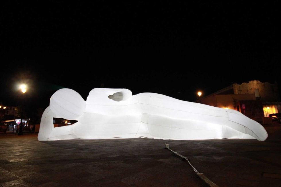 Figuras gigantes iluminadas de la exposici\u00f3n Humanoides de Amanda Parer en el Centro Hist\u00f3rico de Quer\u00e9taro