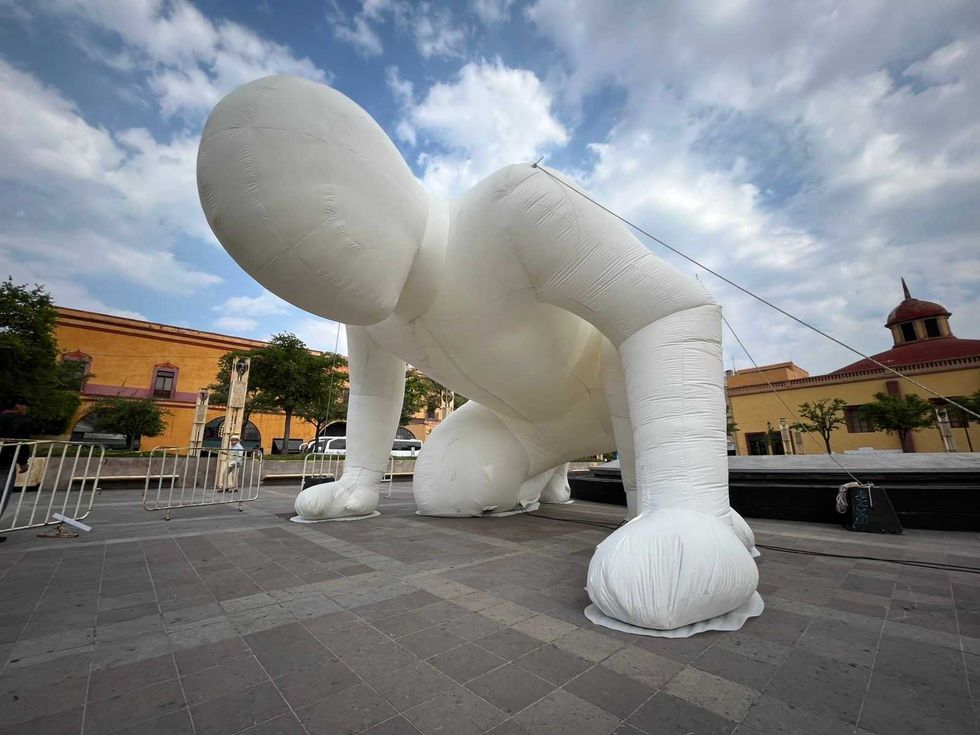 Figuras gigantes iluminadas de la exposici\u00f3n Humanoides de Amanda Parer en el Centro Hist\u00f3rico de Quer\u00e9taro