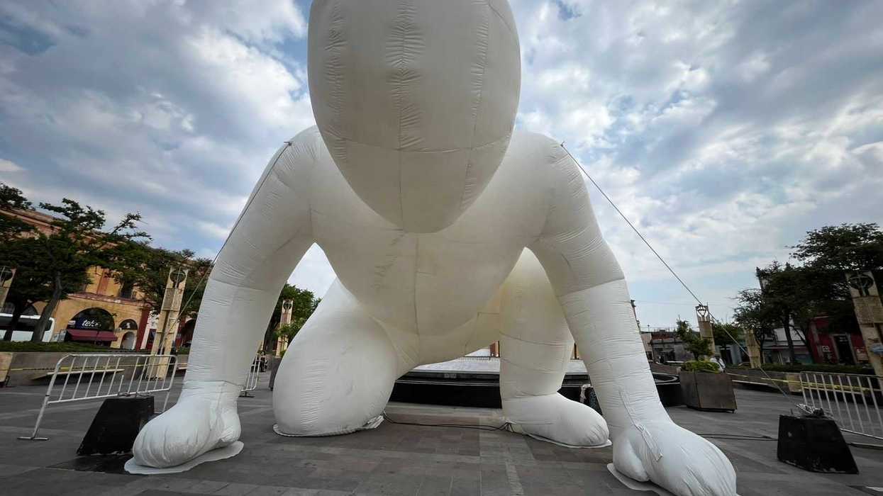 Figuras gigantes iluminadas de la exposición Humanoides de Amanda Parer en el Centro Histórico de Querétaro