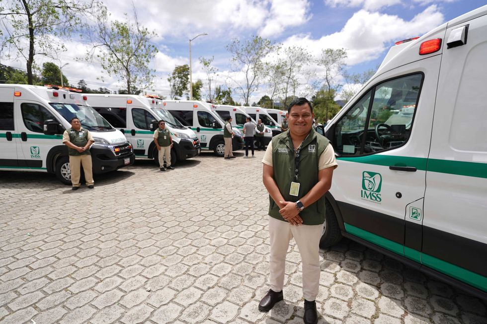 Fila de ambulancias del IMSS con personal formado durante entrega en Chiapas