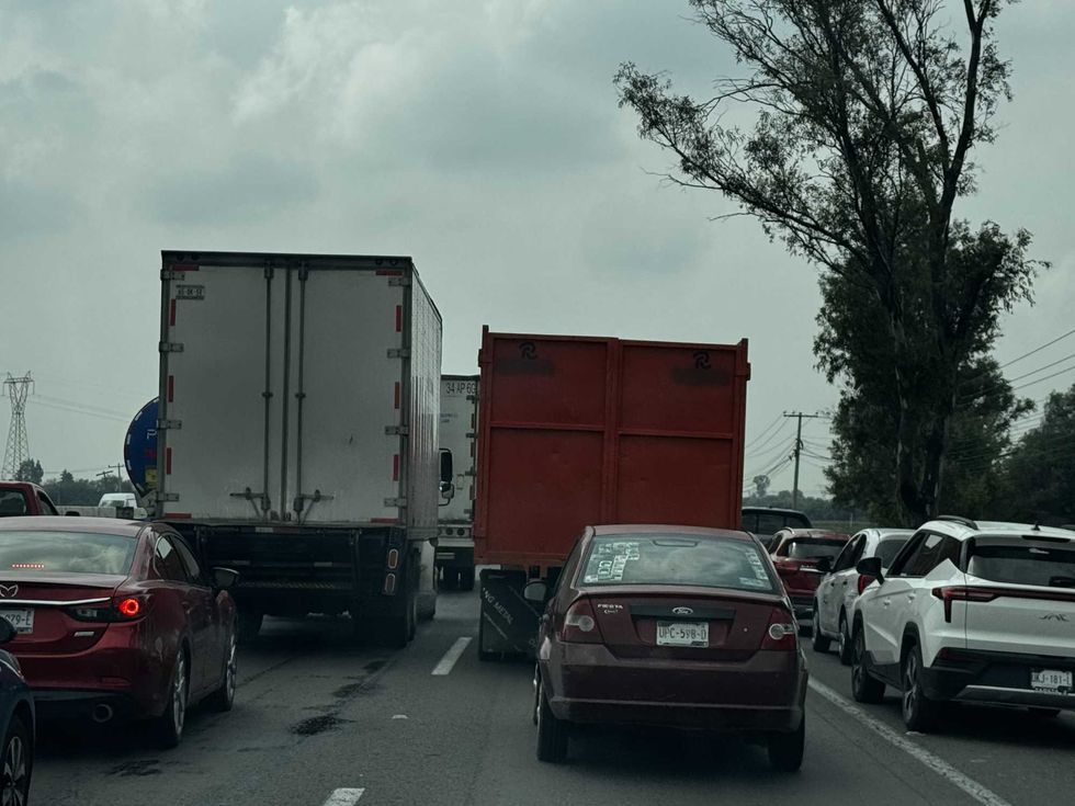 Fila de tractocamiones detenidos en la autopista M\u00e9xico-Quer\u00e9taro durante el embotellamiento de 25 kil\u00f3metros en el tramo de Palmillas, agosto de 2026.