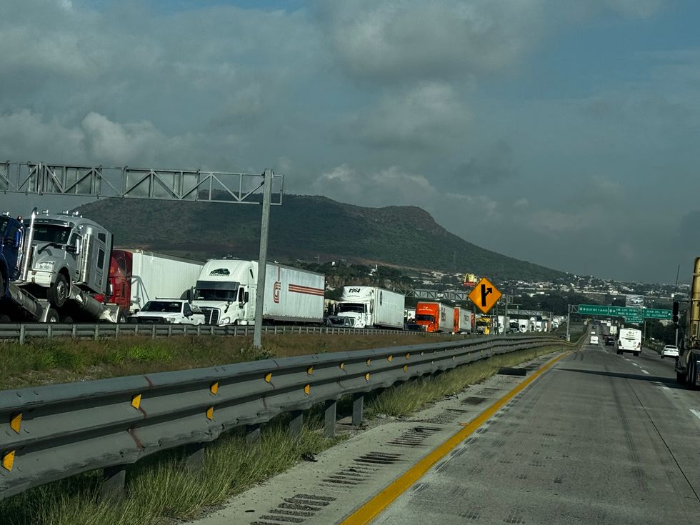 Fila de tractocamiones sobre la autopista M\u00e9xico-Quer\u00e9taro con direcci\u00f3n a la Ciudad de M\u00e9xico, a la altura de San Juan del R\u00edo