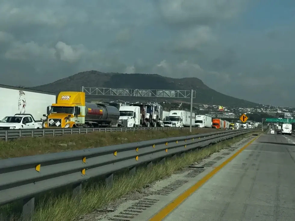 Fila de unidades de transporte de carga detenidas sobre la autopista M\u00e9xico-Quer\u00e9taro