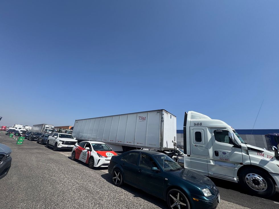 Fila de veh\u00edculos detenidos en la autopista M\u00e9xico-Quer\u00e9taro tras accidente en el kil\u00f3metro 171 cerca de Pedro Escobedo, Quer\u00e9taro