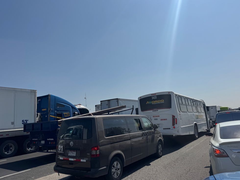 Fila de veh\u00edculos detenidos en la autopista M\u00e9xico-Quer\u00e9taro tras accidente en el kil\u00f3metro 171 cerca de Pedro Escobedo, Quer\u00e9taro