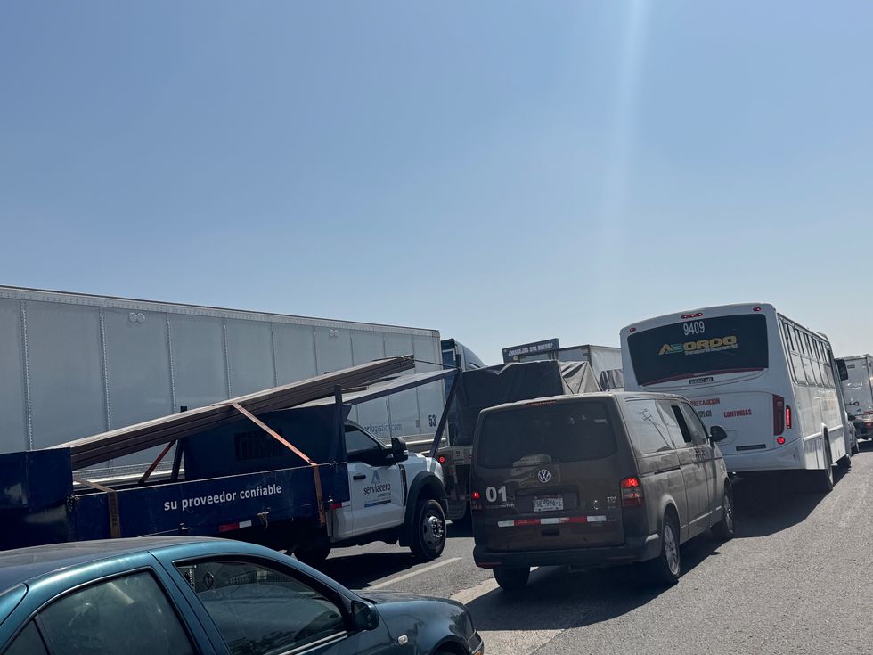 Fila de veh\u00edculos detenidos en la autopista M\u00e9xico-Quer\u00e9taro tras accidente en el kil\u00f3metro 171 cerca de Pedro Escobedo, Quer\u00e9taro