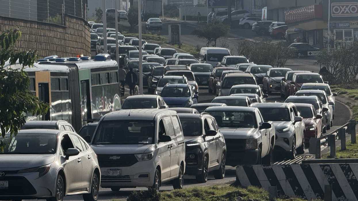 Fila de vehículos avanza lentamente sobre la prolongación Constituyentes en El Marqués durante la hora pico.