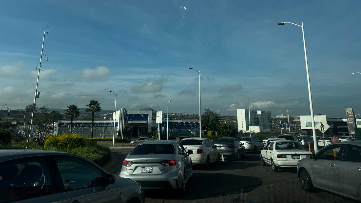 Fila de vehículos detenidos en una vialidad de Querétaro; el alcalde pidió a la Federación agilizar los trabajos en la autopista México-Querétaro.
