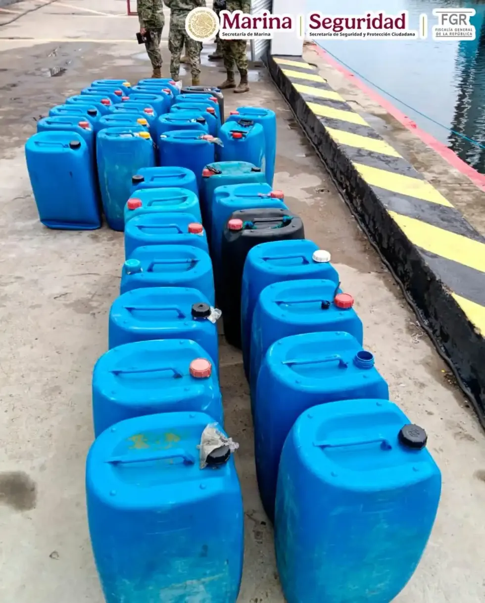 Filas de bidones con combustible asegurados durante un operativo mar\u00edtimo frente a las costas de Chiapas.