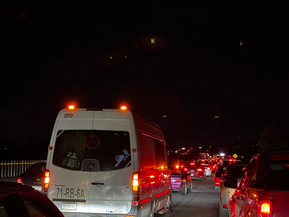 Filas de veh\u00edculos permanecen detenidas sobre la autopista M\u00e9xico-Quer\u00e9taro tras la volcadura de un tr\u00e1iler en Palmillas.