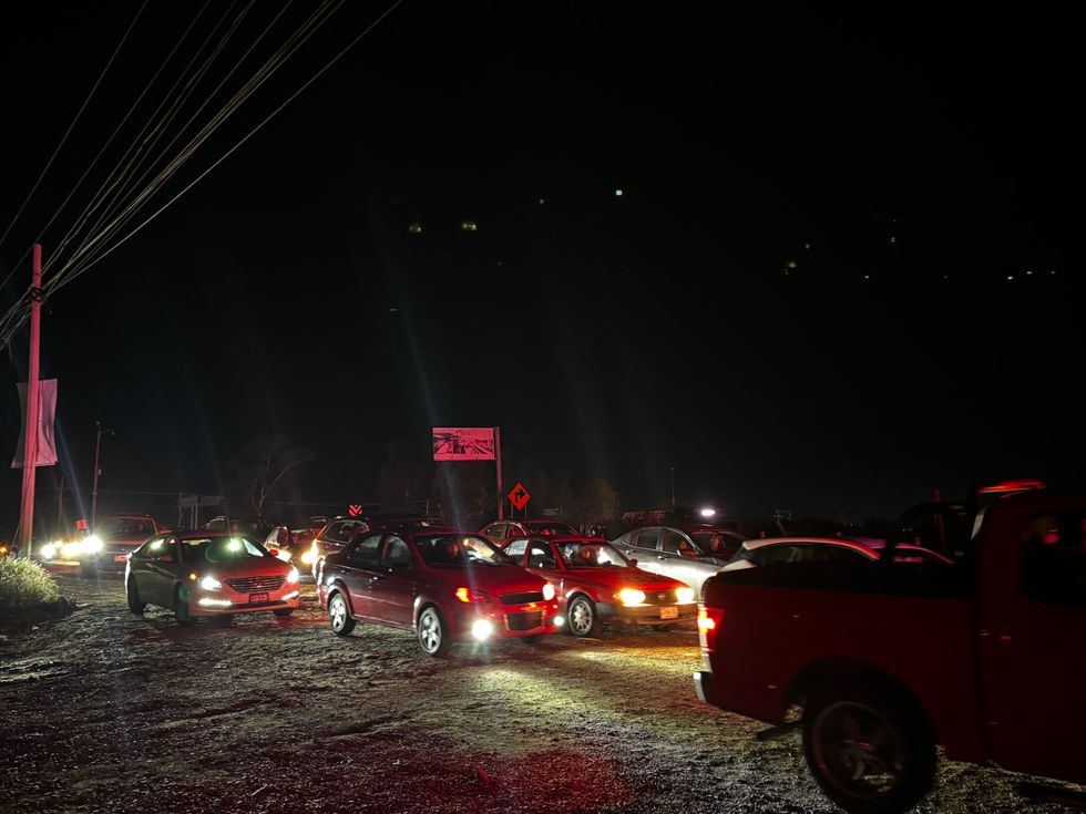 Filas de veh\u00edculos permanecen detenidas sobre la autopista M\u00e9xico-Quer\u00e9taro tras la volcadura de un tr\u00e1iler en Palmillas.