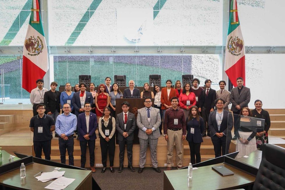 Finalistas del Concurso Estatal de Oratoria Juan Escutia 2026 junto al presidente de la Mesa Directiva de la Legislatura de Quer\u00e9taro en el pleno del Congreso
