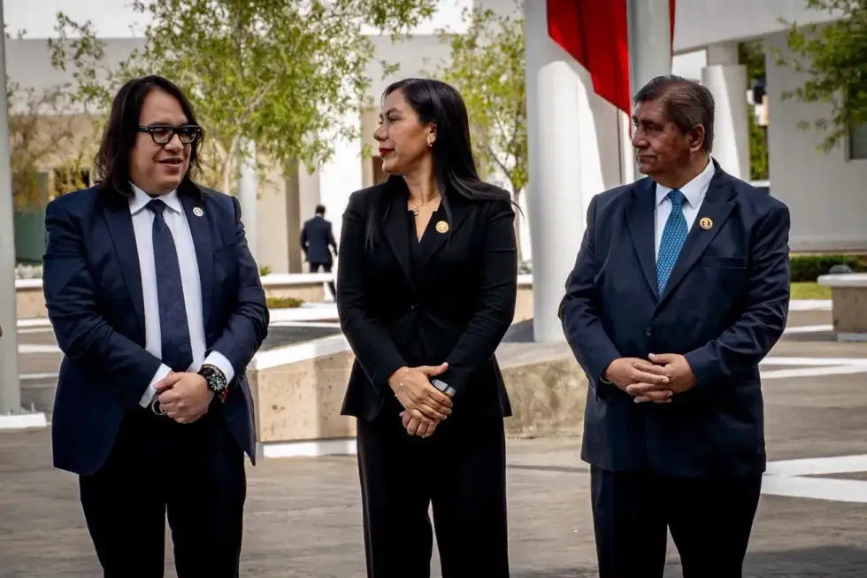 Fiscal de Quer\u00e9taro V\u00edctor Antonio De Jes\u00fas Hern\u00e1ndez junto a funcionarias durante la conferencia