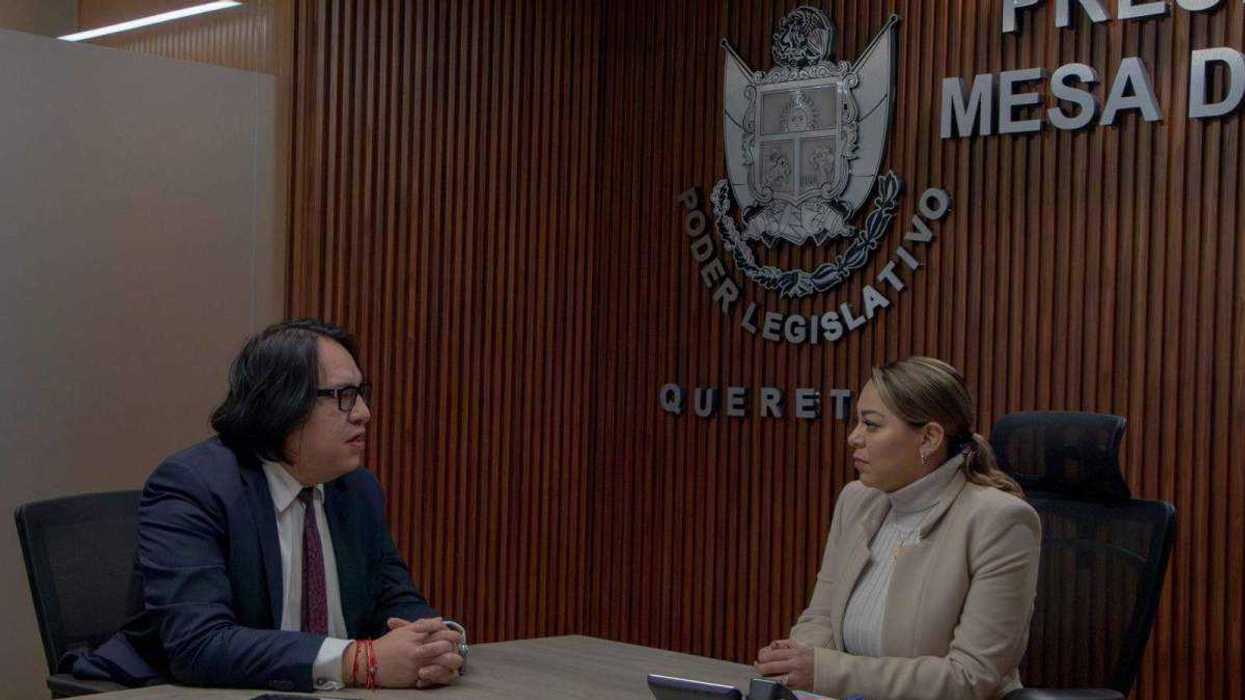 Fiscal General Víctor Antonio De Jesús Hernández entrega iniciativa sobre Sinergia por Querétaro a presidenta del Congreso estatal María Georgina Guzmán.