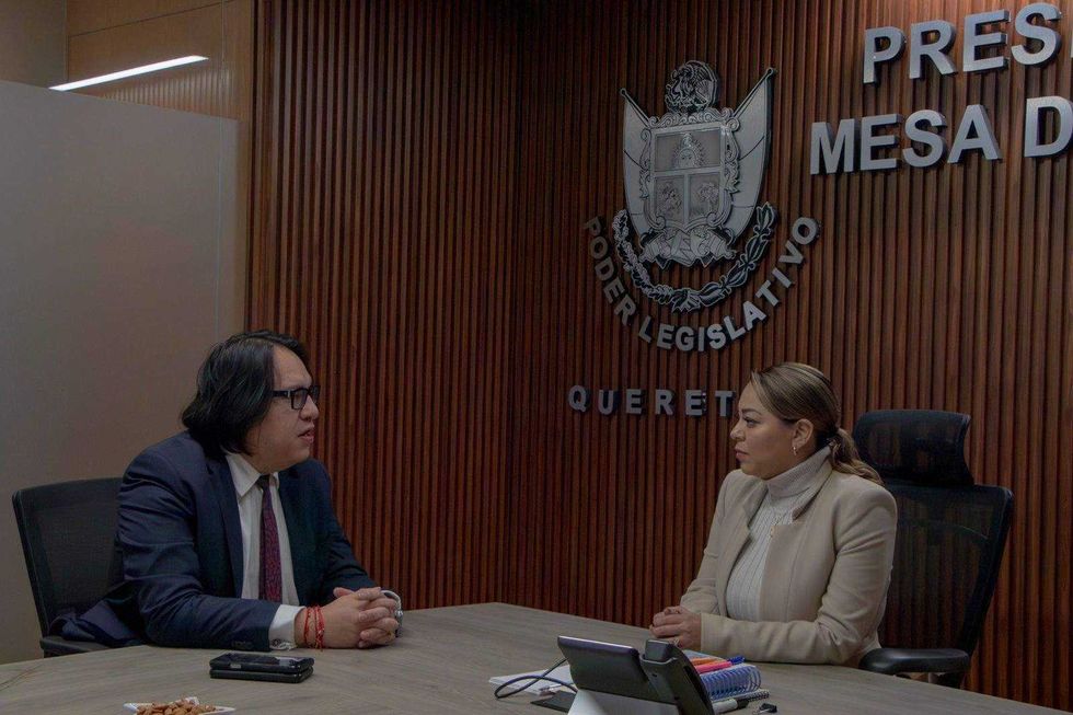 Fiscal General Víctor Antonio De Jesús Hernández entrega iniciativa sobre Sinergia por Querétaro a presidenta del Congreso estatal María Georgina Guzmán.