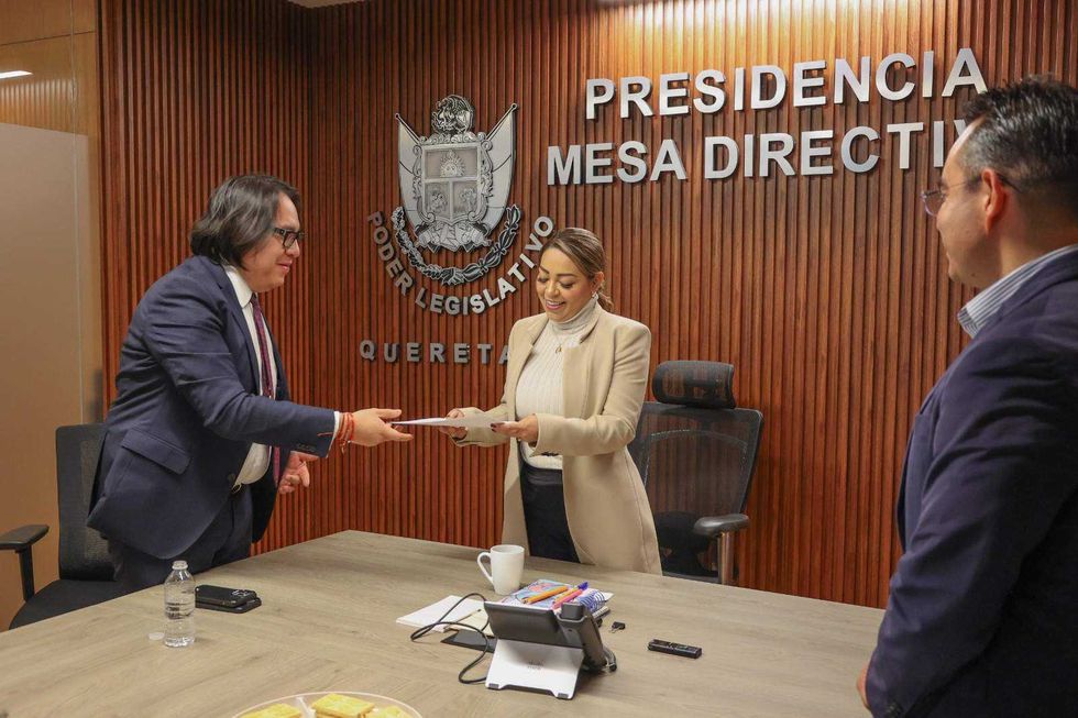 Fiscal General Víctor Antonio De Jesús Hernández presenta reforma Ley Seguridad Querétaro ante presidenta Legislatura.