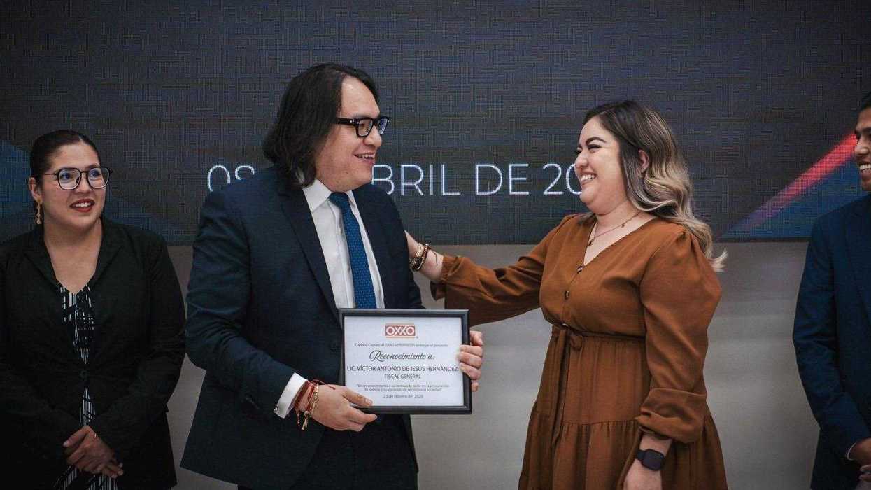 Fiscal general Víctor De Jesús recibe reconocimiento de OXXO por investigación de robos a tiendas en Querétaro