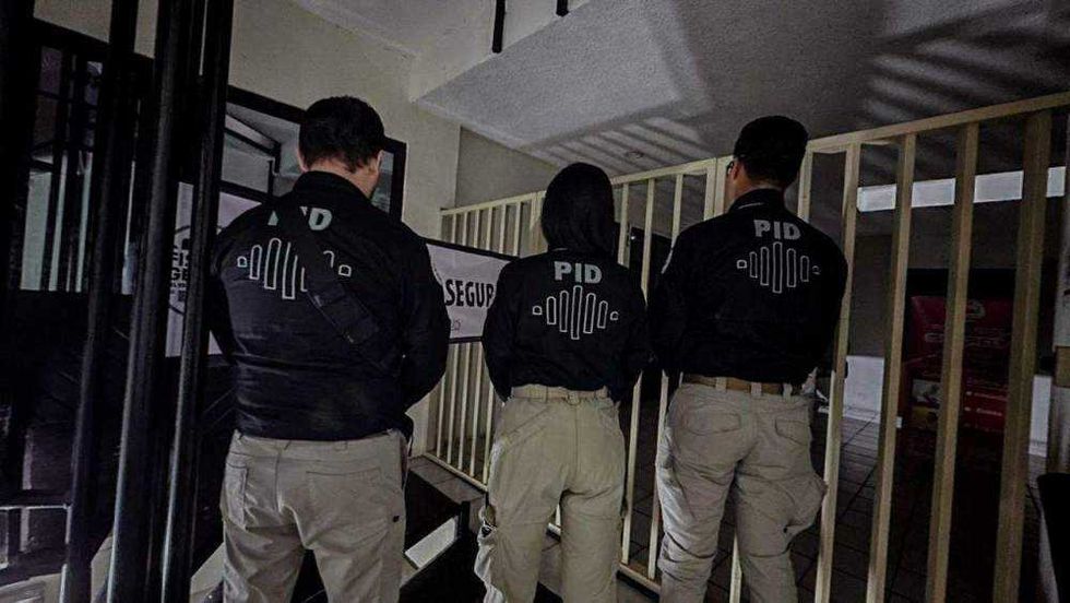 Fiscalía de Querétaro ejecuta cateos en El Marqués y Centro Histórico por presunto fraude en oferta de servicios educativos sin autorización formal.