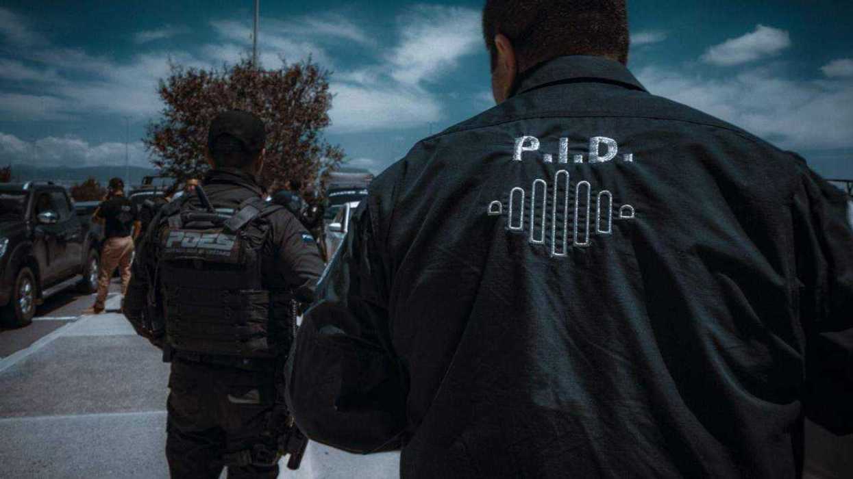 Fiscalía de Querétaro ejecutó orden de cateo en La Pradera. El aseguramiento incluyó más de 2 kilos de marihuana y metanfetamina.