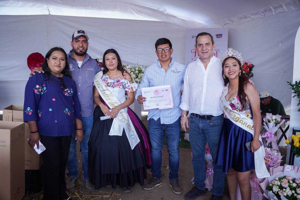 Floricultores y autoridades durante segundo Festival de las Rosas en El Organal, San Juan del R\u00edo