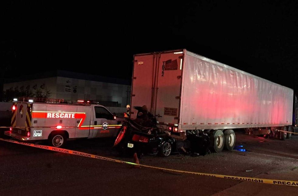 Ford Mustang negro debajo de caja seca de tr\u00e1iler tras accidente en carretera 57, El Sauz, Pedro Escobedo