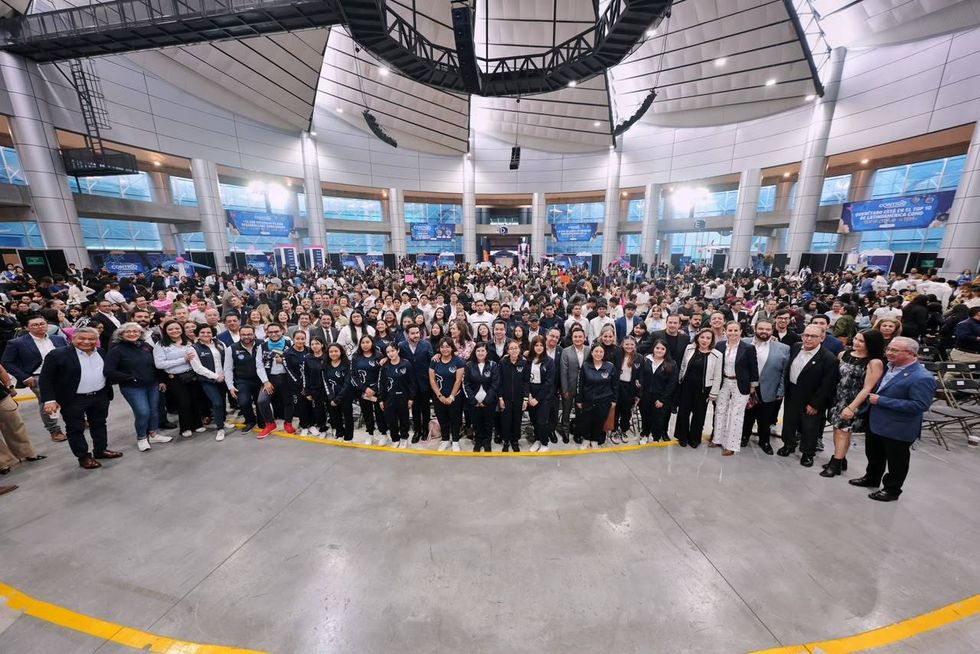 Foto de grupo de estudiantes y asistentes de Contigo Aprendemos 2026 en un recinto de Quer\u00e9taro