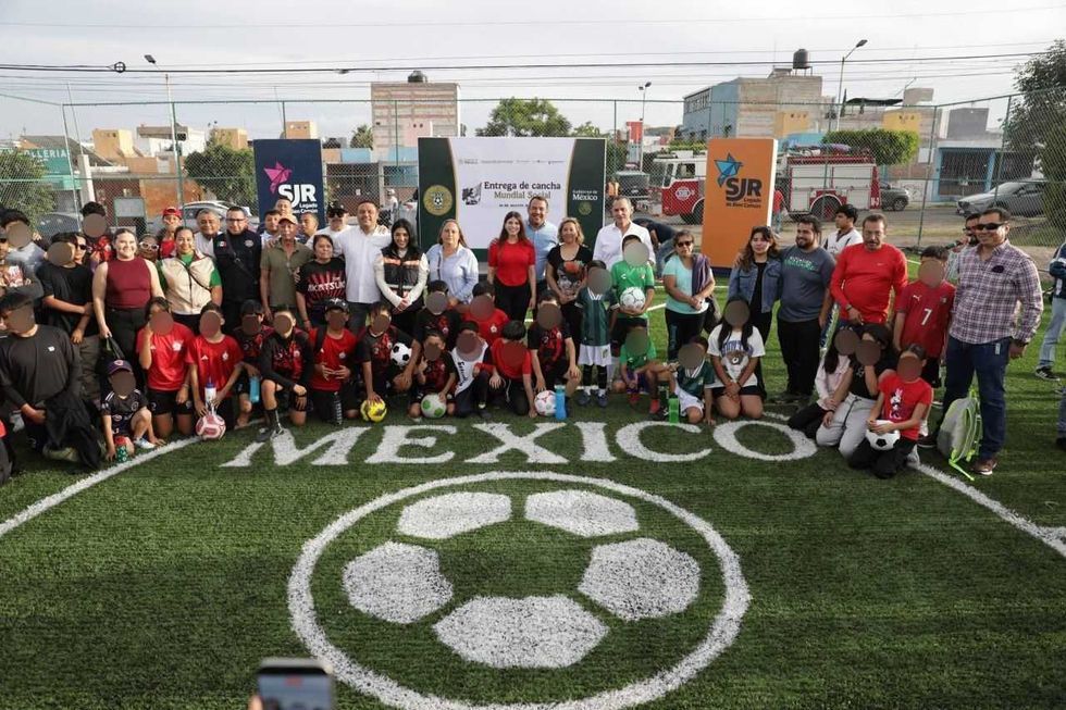 Foto grupal de autoridades, ni\u00f1as y ni\u00f1os en la entrega de la cancha de f\u00fatbol 5 de Praderas del Sol