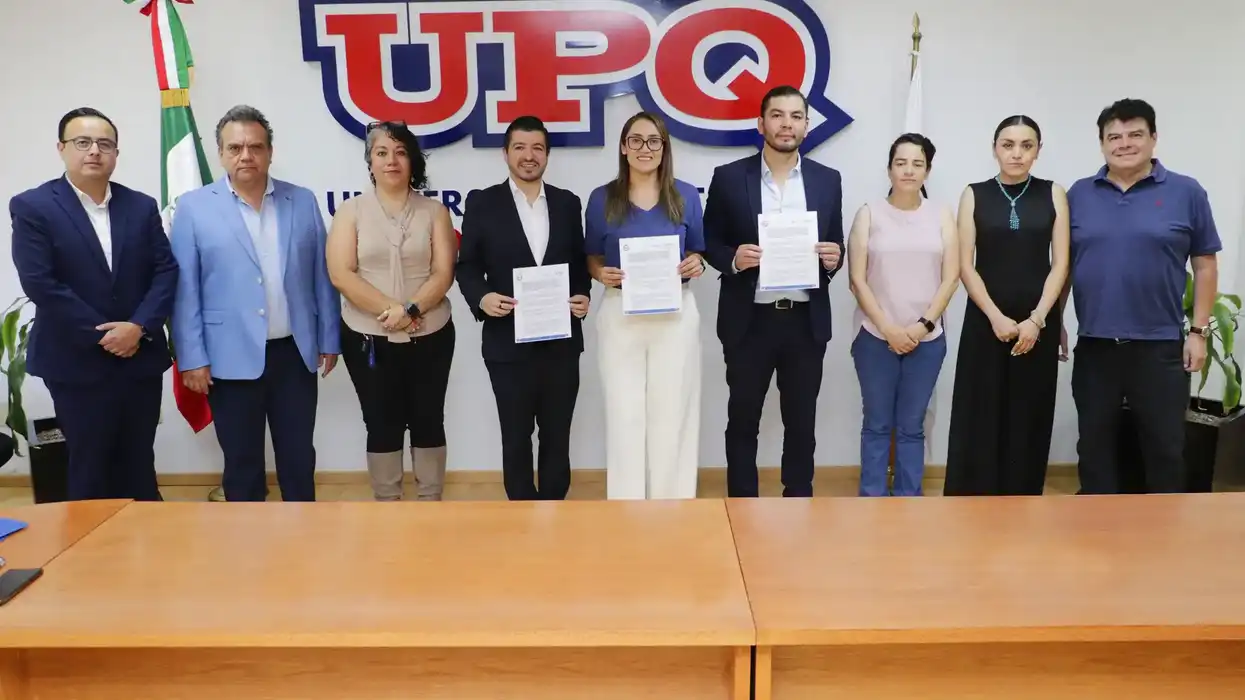 Foto grupal de nueve integrantes de las delegaciones de UPQ, UTC y UP Santa Rosa Jáuregui tras la firma del convenio de pase directo