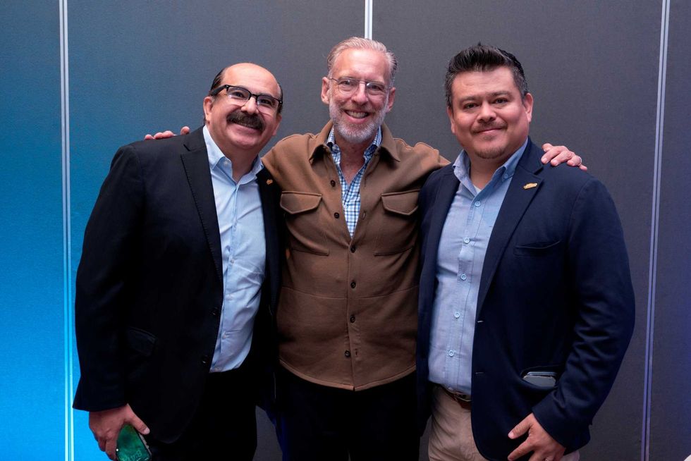 Foto grupal de participantes en el encuentro entre la SEDESU y el ITESM sobre el ecosistema industrial y tecnol\u00f3gico de Quer\u00e9taro, agosto 2026