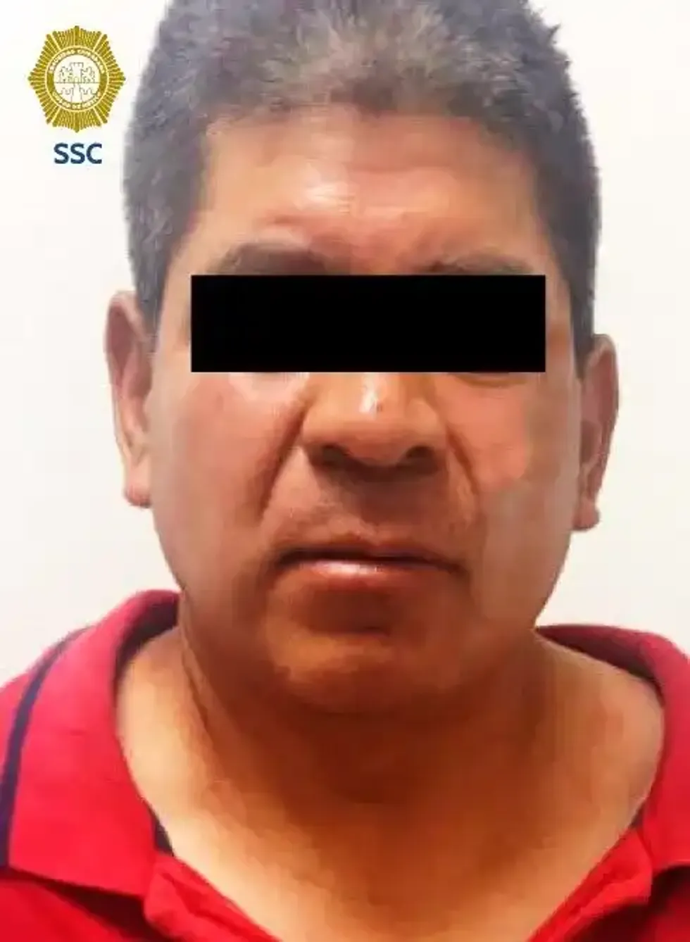 Fotograf\u00eda de un hombre detenido por la SSC, con el rostro cubierto por la propia autoridad