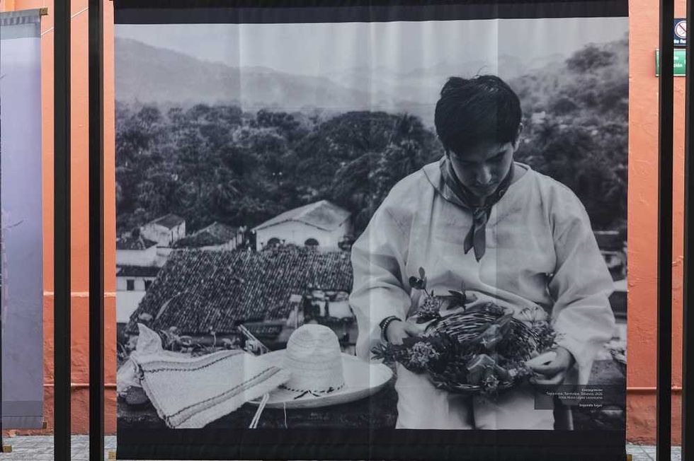 Fotograf\u00eda en blanco y negro de joven con vestimenta tradicional y ofrenda floral, expuesta en el XVII Concurso Nacional de Fotograf\u00eda Ritualidad y Espacios Sagrados 2026