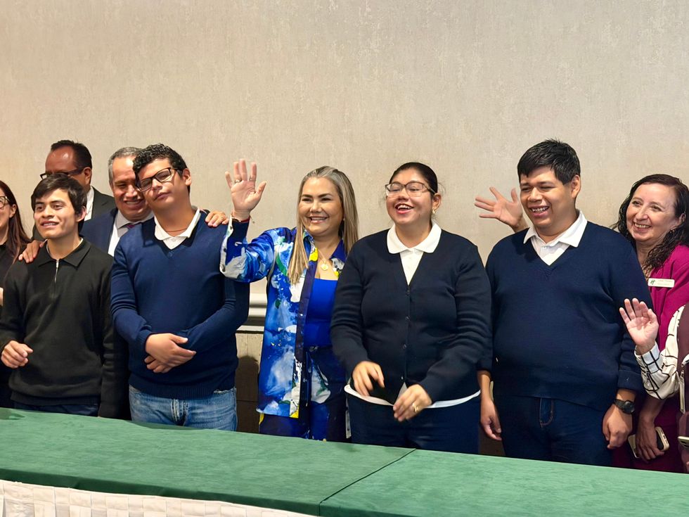 Fotograf\u00eda grupal de participantes en la firma del convenio