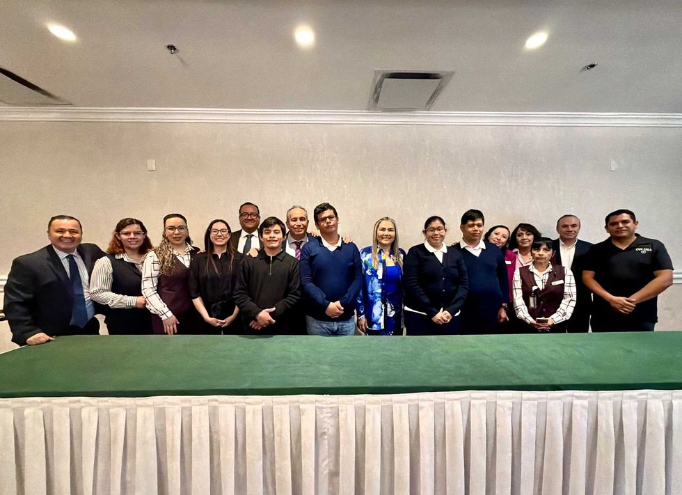 Fotograf\u00eda grupal de participantes en la firma del convenio