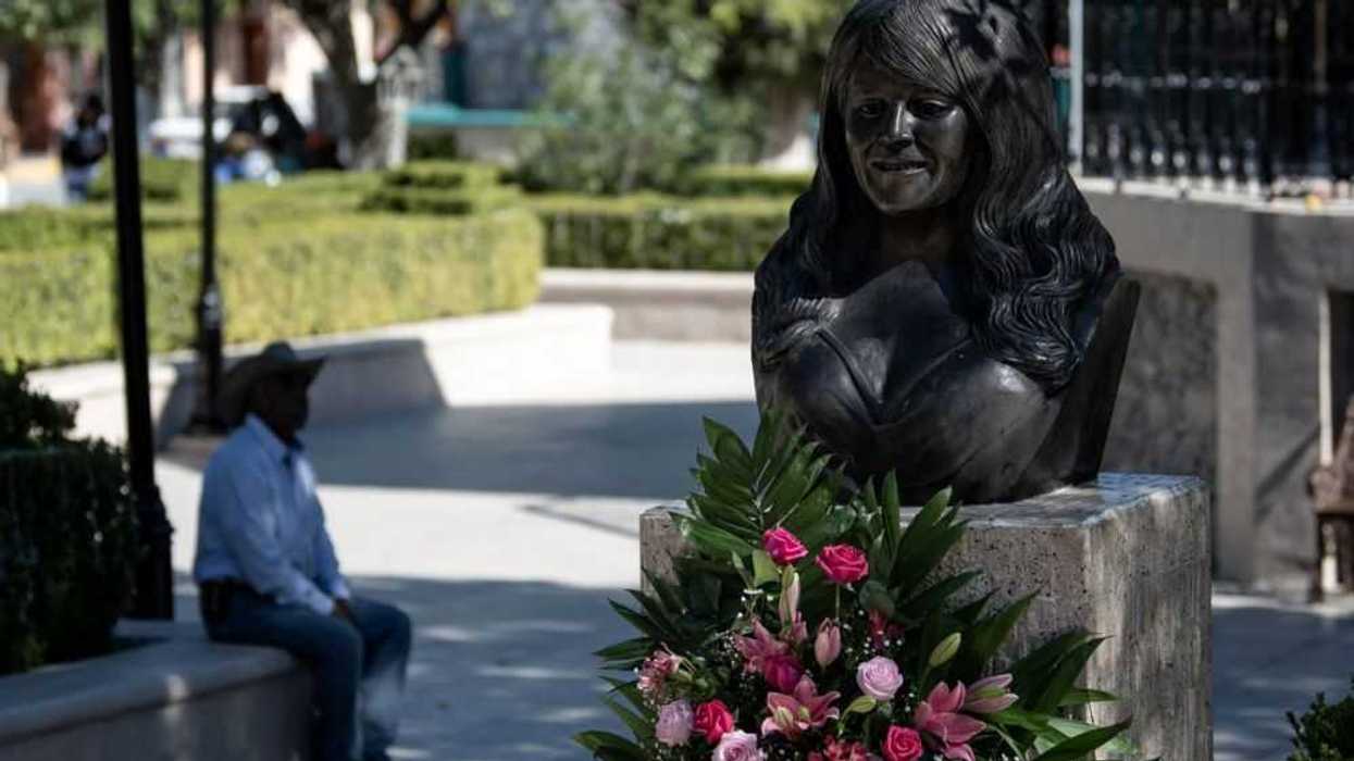 Fotografía de la estatua de Jenny Rivera, el 7 de diciembre de 2022, en la plaza principal del municipio de Iturbide, en el norteño estado de Nuevo León (México). EFE/ Miguel Sierra