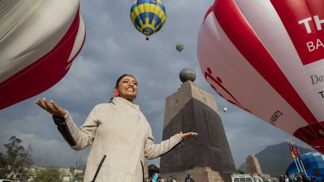 Fotografía de participantes y sus globos en la inauguración del primer festival internacional de dirigibles en Sudamérica hoy, en la ciudad Mitad del Mundo (Ecuador). EFE/ José Jácome.