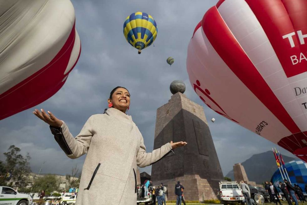 Fotografía de participantes y sus globos en la inauguración del primer festival internacional de dirigibles en Sudamérica hoy, en la ciudad Mitad del Mundo (Ecuador). EFE/ José Jácome.
