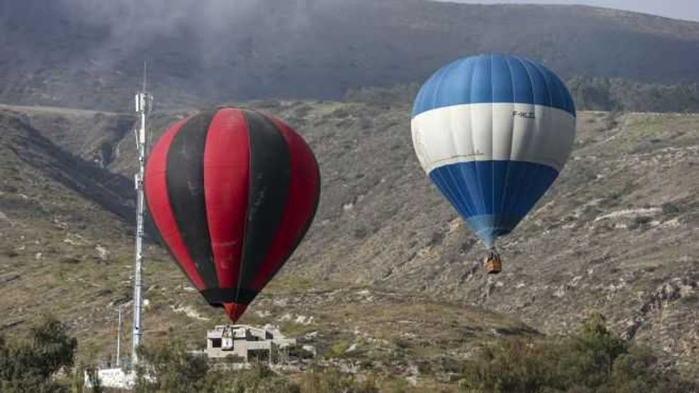 Fotografía de participantes y sus globos en la inauguración del primer festival internacional de dirigibles en Sudamérica hoy, en la ciudad Mitad del Mundo (Ecuador). EFE/ José Jácome.