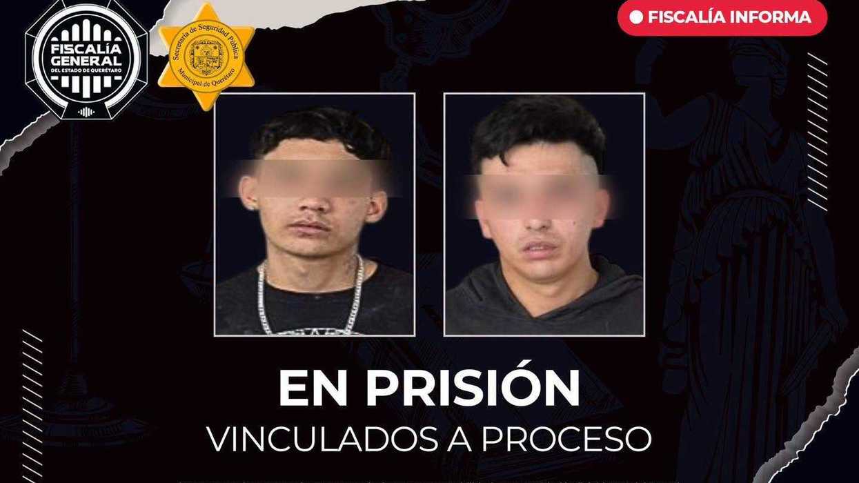 Fotografías con rostro difuminado de dos hombres vinculados a proceso por robo de motocicleta en el Centro de Querétaro, difundidas por la Fiscalía General del Estado.