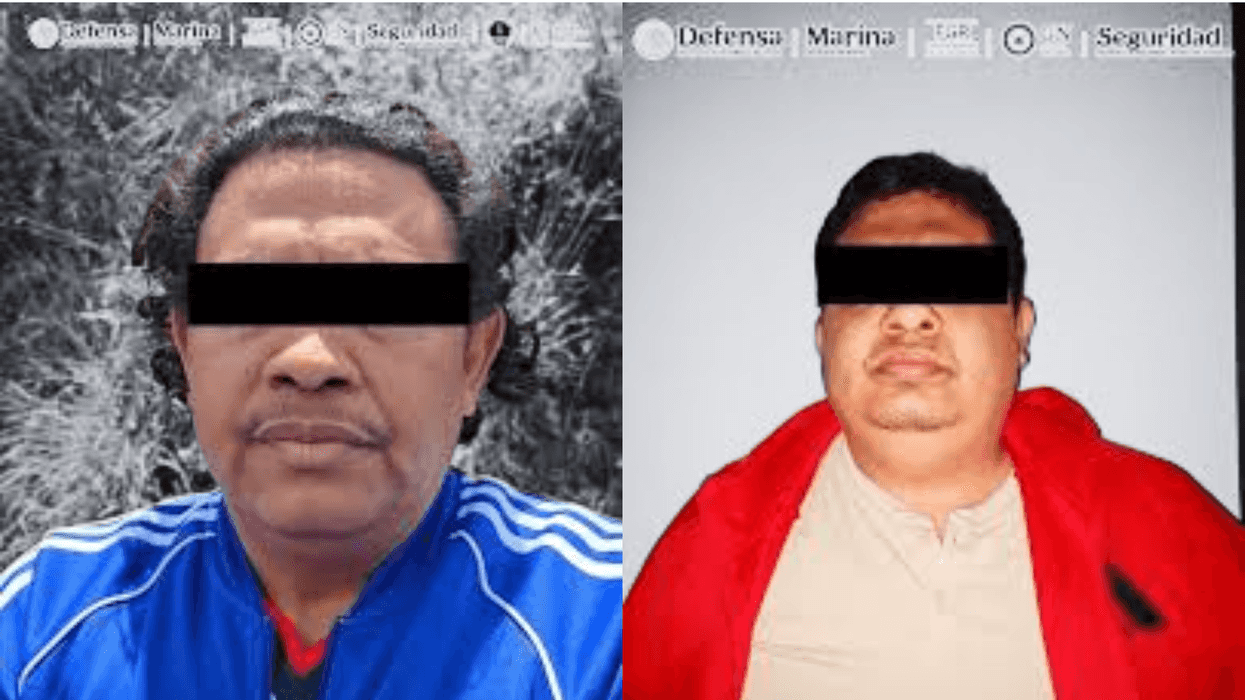 Fotografías de presentación ante medios de dos hombres detenidos, con los ojos cubiertos, identificados por Defensa, Marina, Guardia Nacional y Seguridad.