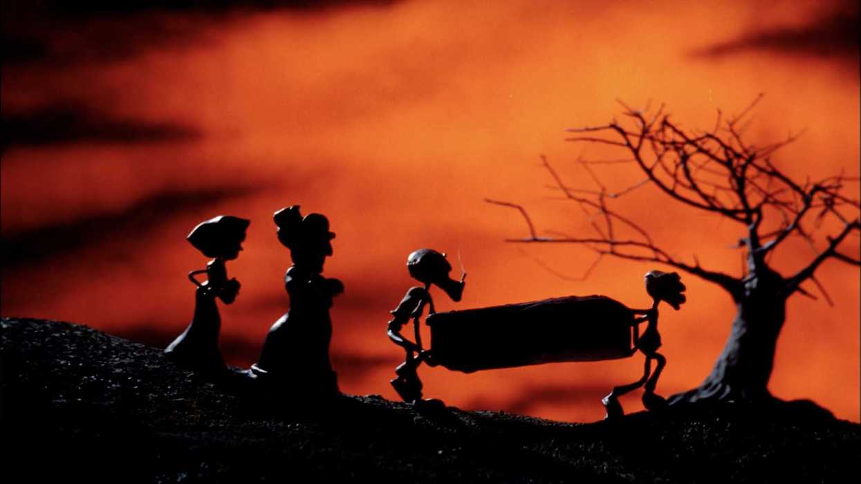 Fotograma de animación con siluetas que cargan un ataúd bajo un cielo naranja, en la Muestra del Patrimonio Audiovisual