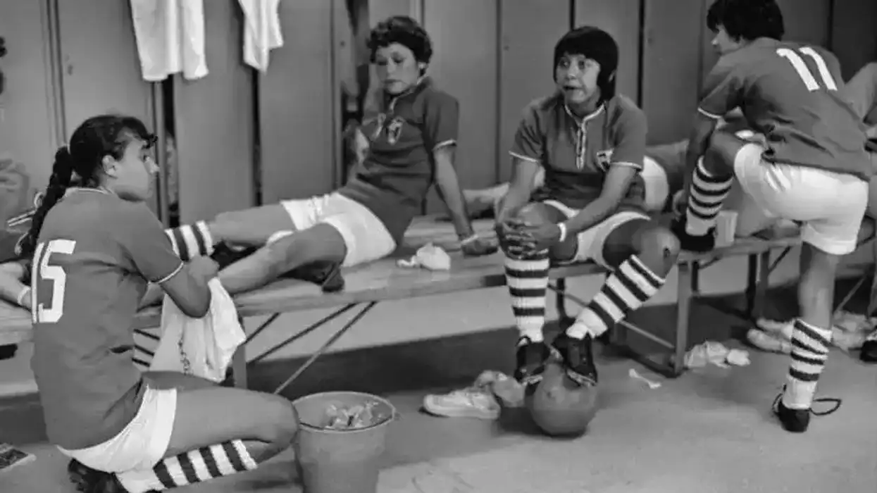 Fotograma de la película "Tan cerca de las nubes" con futbolistas en un vestidor, parte de la cartelera del Ciclo de Cine y Fútbol del IMSS Querétaro