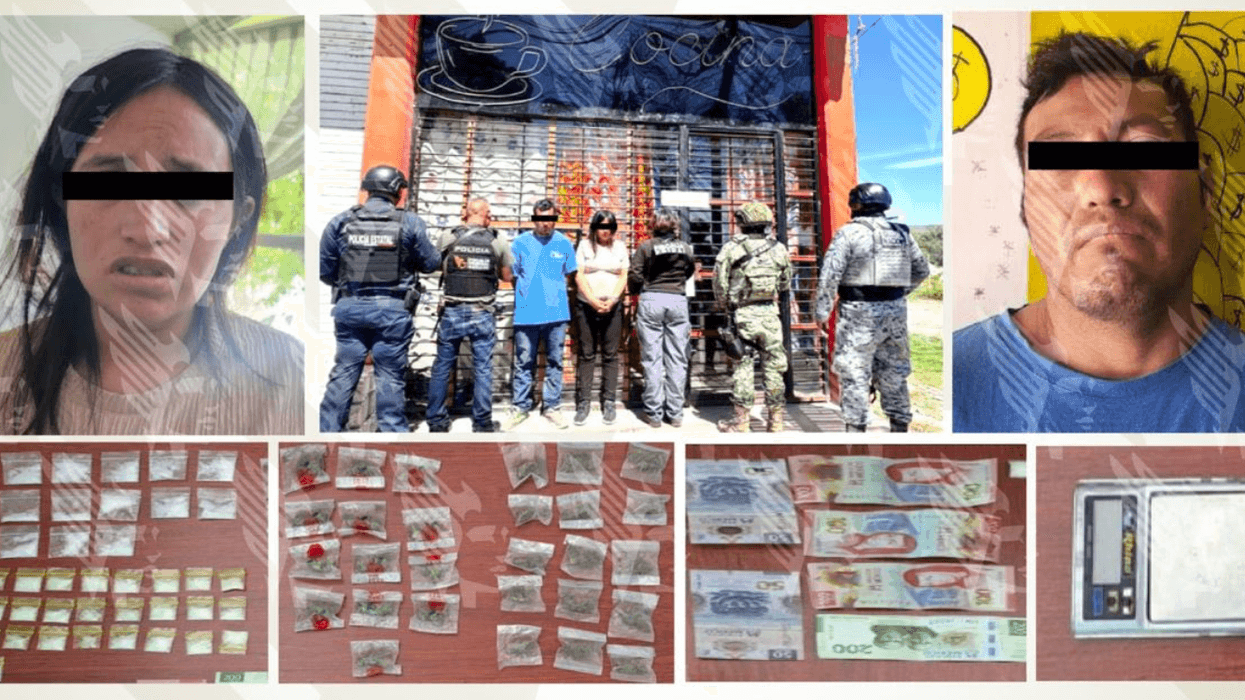 Fotos de la FGE del cateo por narcomenudeo en Tecamachalco, Puebla: dos detenidos, bolsas con droga, dinero y una báscula