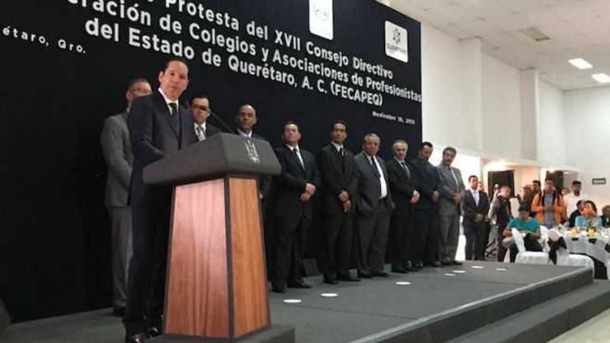 Francisco Domínguez Servién, Gobernador del estado de Querétaro asistió el gobernador del estado a la toma de protesta del nuevo líder del comité directivo de la Federación de Colegios y Asociaciones de Profesionistas del Estado (FECAPEQ).