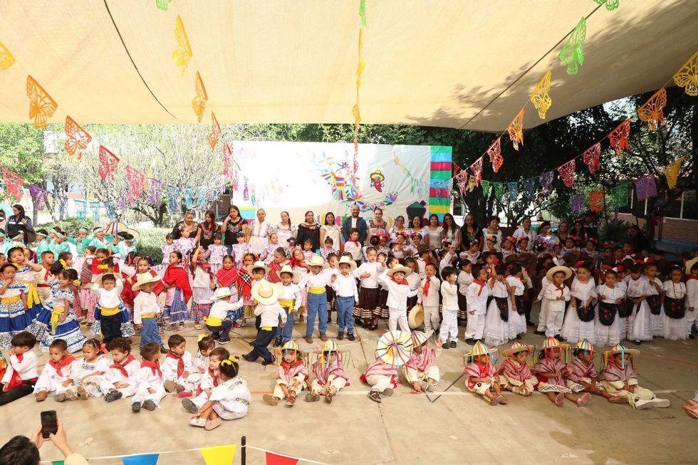 Francisco Res\u00e9ndiz L\u00f3pez entrega reconocimientos a padres del CAI No. 1 durante Festival de la Familia 2026 del SEDIF en Quer\u00e9taro.