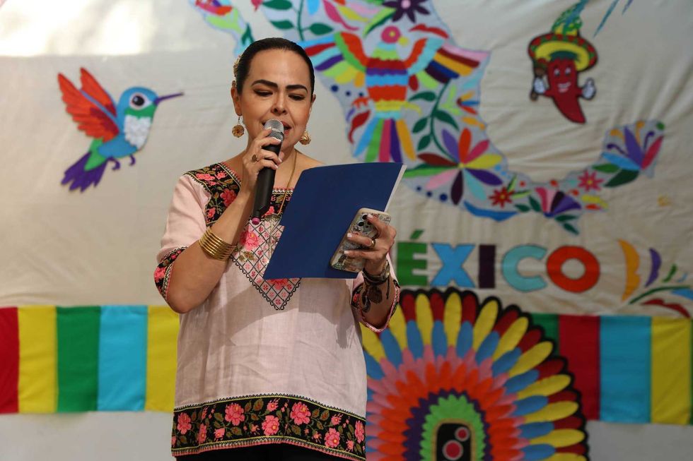 Francisco Res\u00e9ndiz L\u00f3pez entrega reconocimientos a padres del CAI No. 1 durante Festival de la Familia 2026 del SEDIF en Quer\u00e9taro.