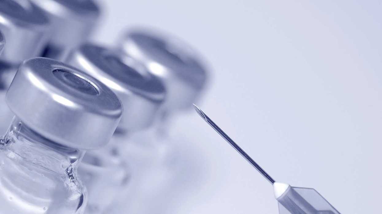 Frascos de vacuna y jeringa como imagen de referencia de la campaña contra la influenza en Querétaro